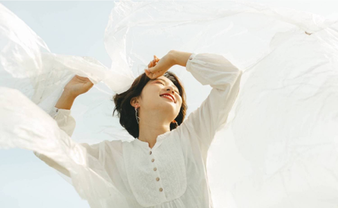 空を背景にした女性